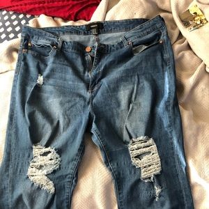 A nicely pair of  distressed Jean from 4ever21